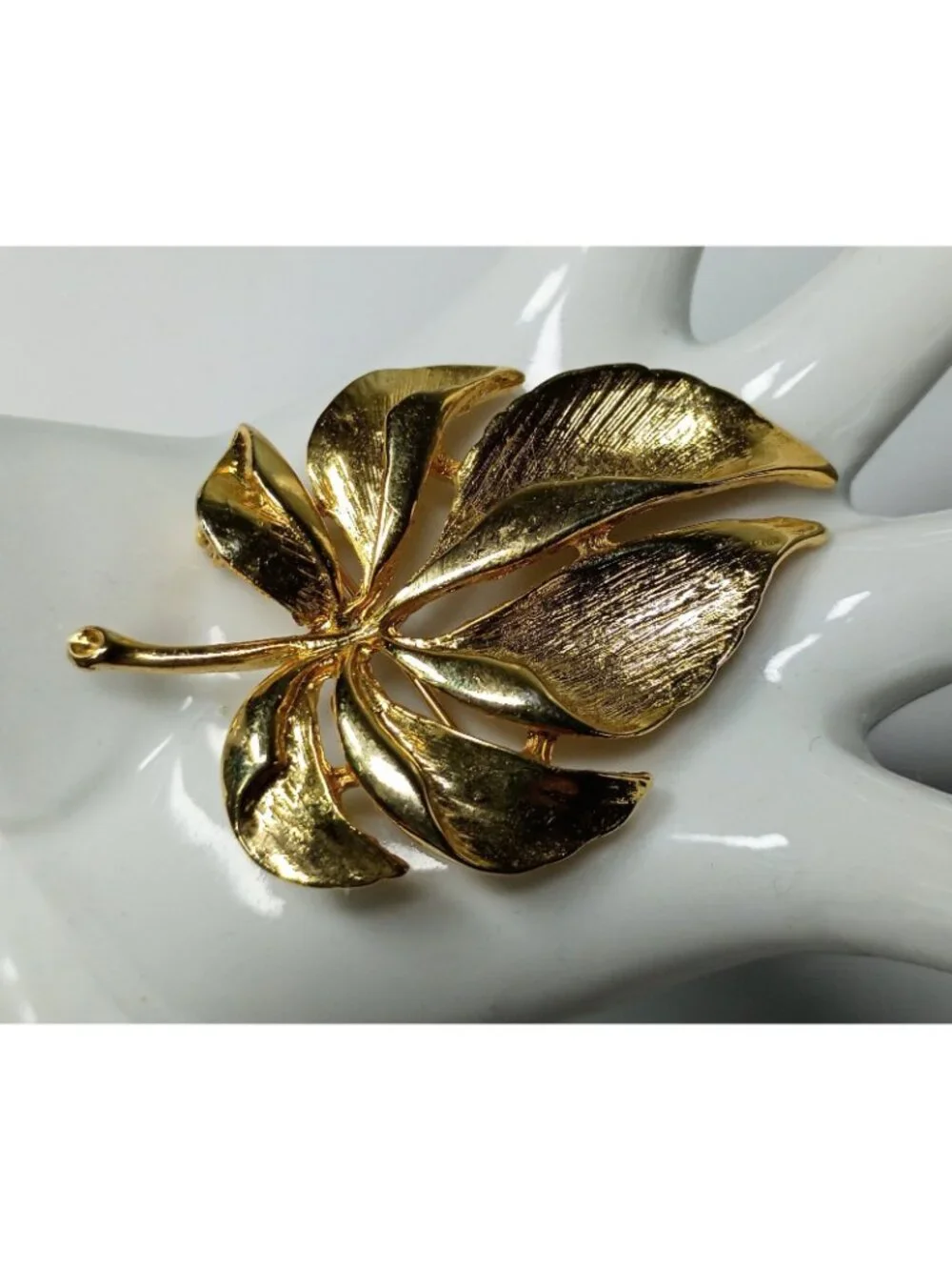 Vintage Brushed Gold Tone Leaf Brooch Pin Botanical Tropical Fall